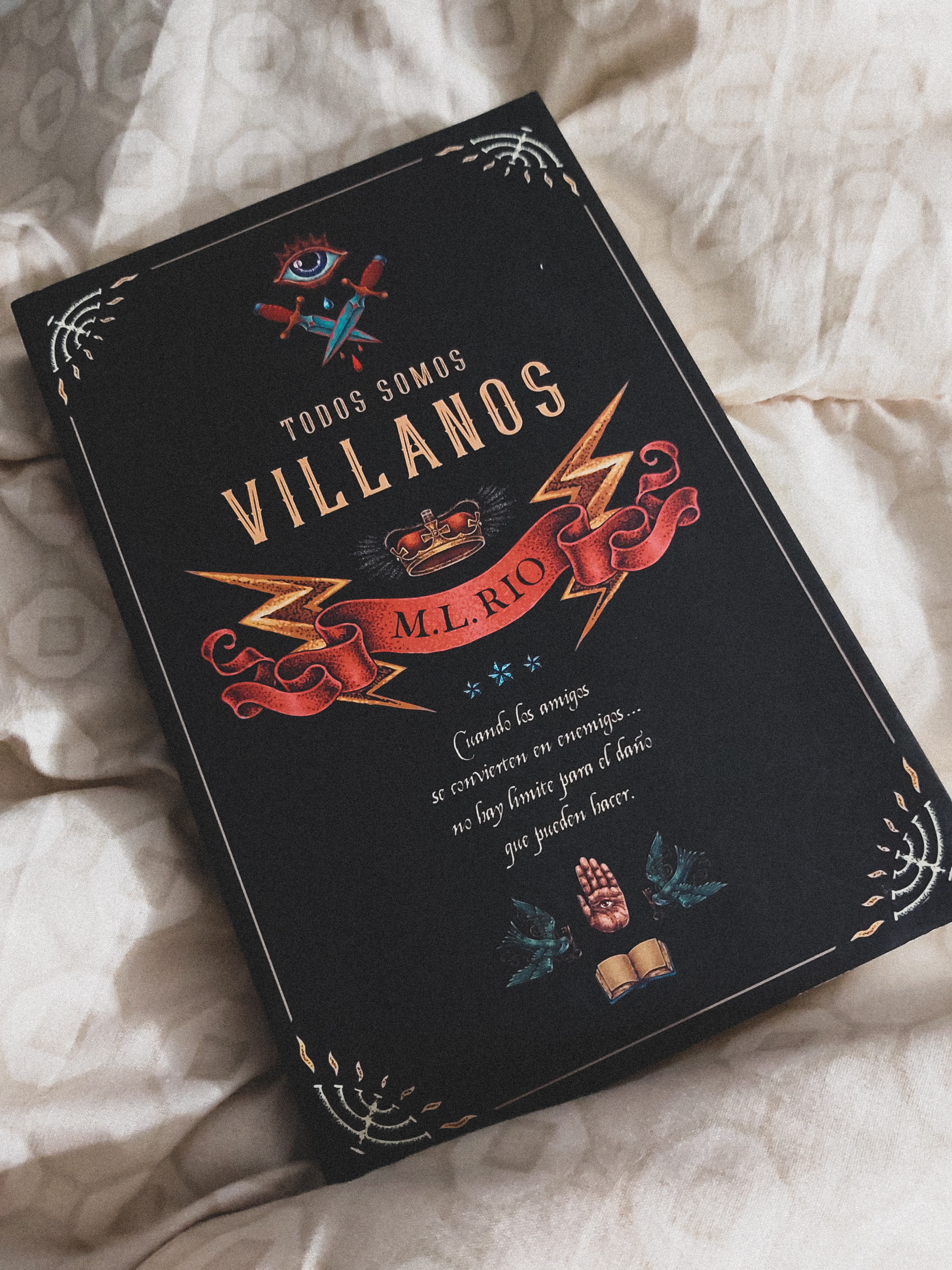 Reseña de Todos somos villanos de M.L. Rio – Jardines de papel
